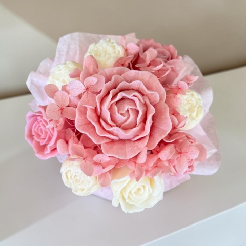 Mini box z wosku sojowego z różą i stabilizowaną hortensją - róż - ecru