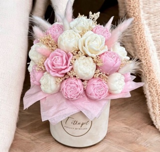 Mix kwiatów z wosku sojowego - piwonie z różami - flowerbox -ecru- róż