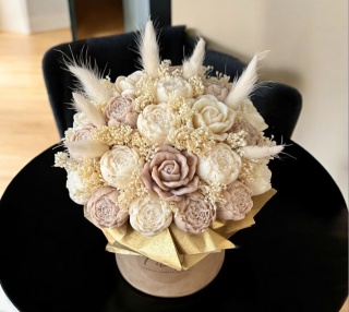 Mix kwiatów z wosku sojowego - piwonie z różami - flowerbox- beż - ecru