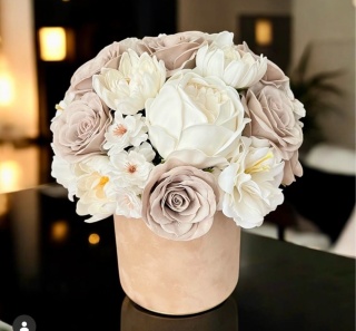 Piwonie z różami w odcieniach beżu i ecru - flowerbox z kwiatami mydlanymi